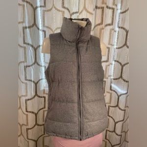 Women’s medium Old Navy fleece lined puffer vest (gray)